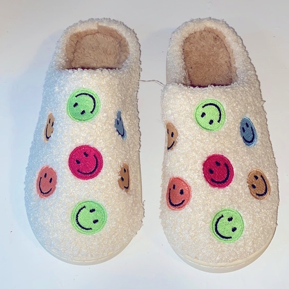 Other - Cozy Smiley Face House Shoes (Size 5-6, Small)